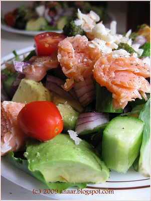 Gezonde salade met zalm en avocado
